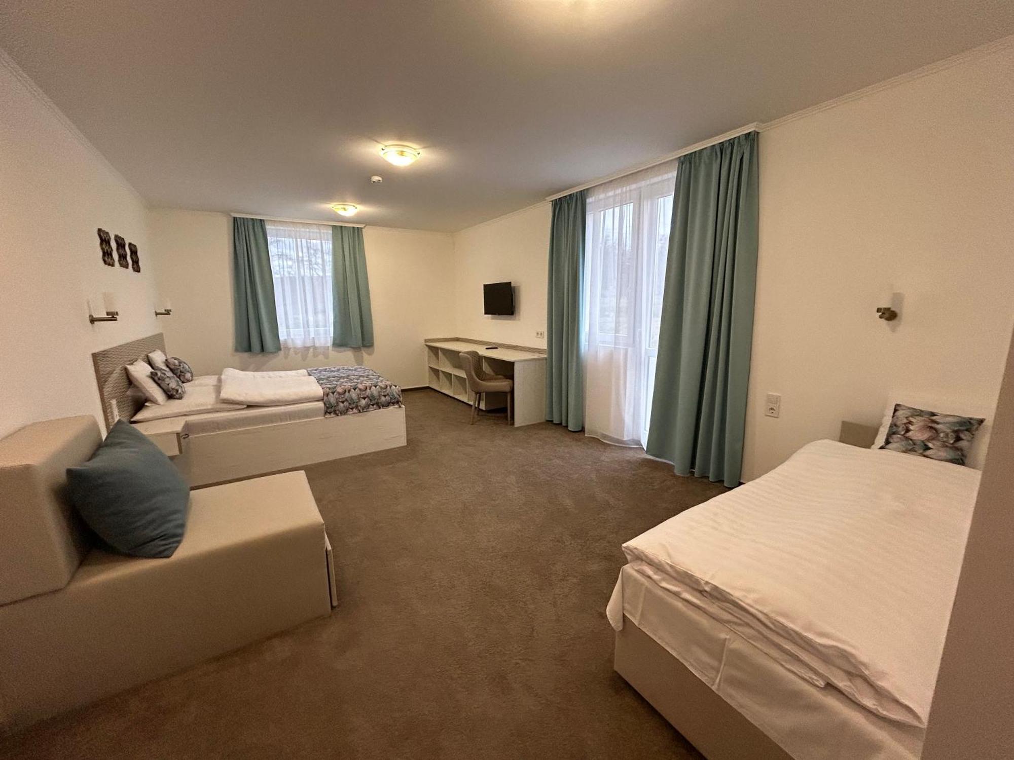 Danelis Hotel Edelény Kültér fotó