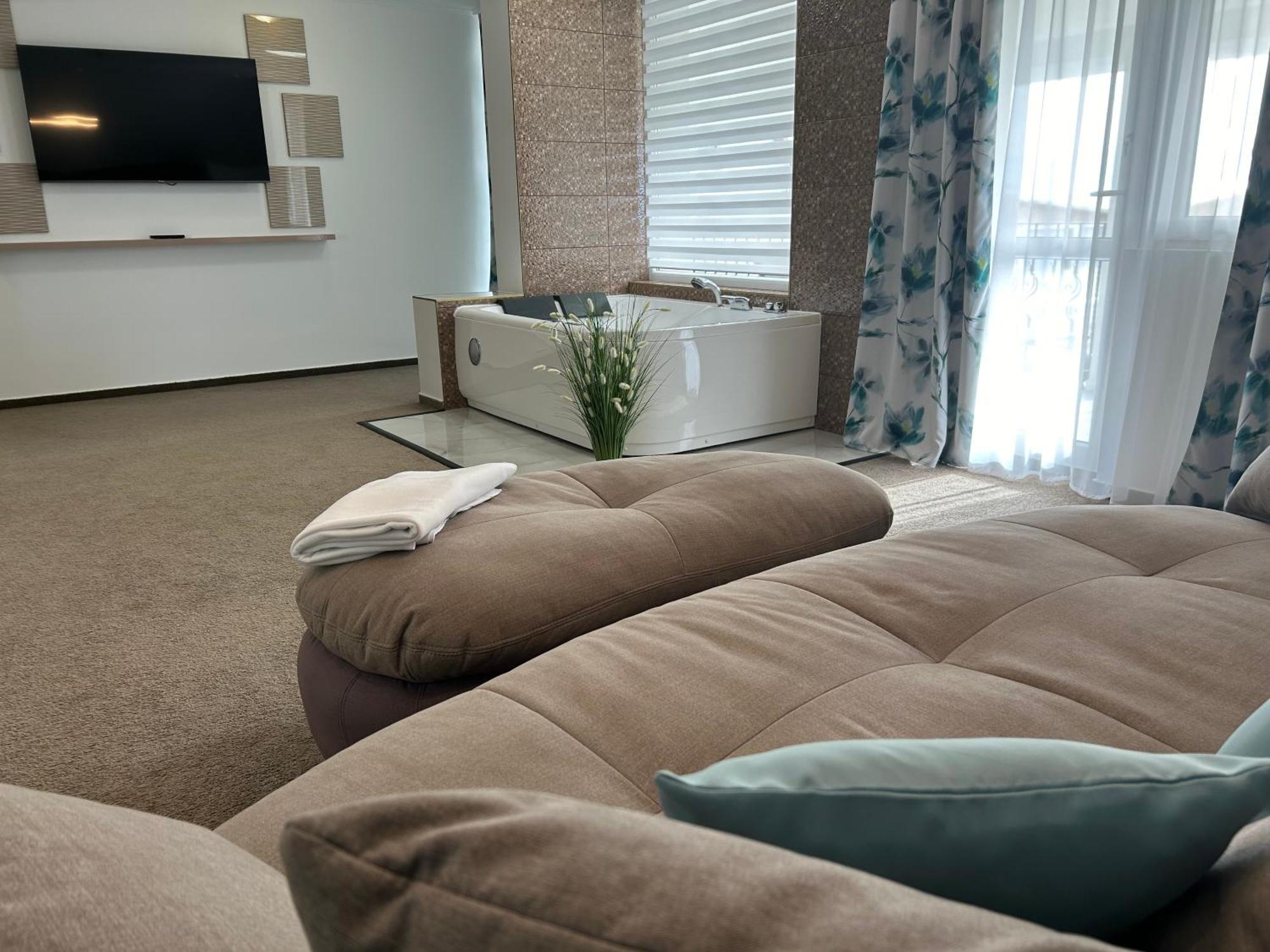 Danelis Hotel Edelény Kültér fotó