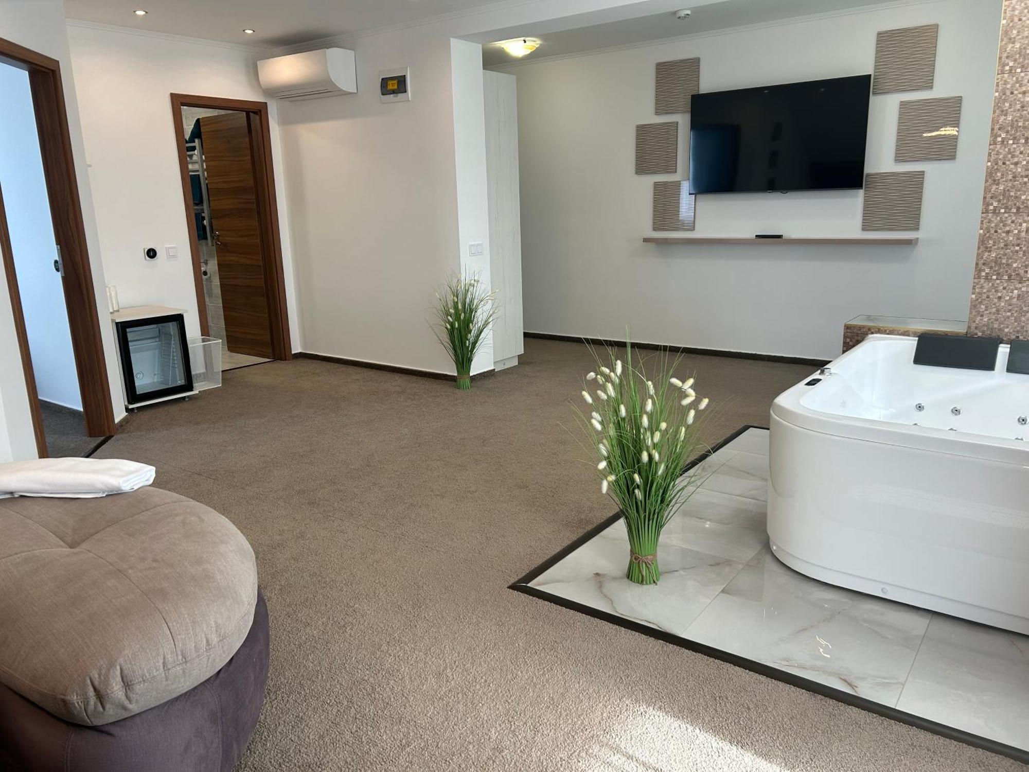 Danelis Hotel Edelény Kültér fotó