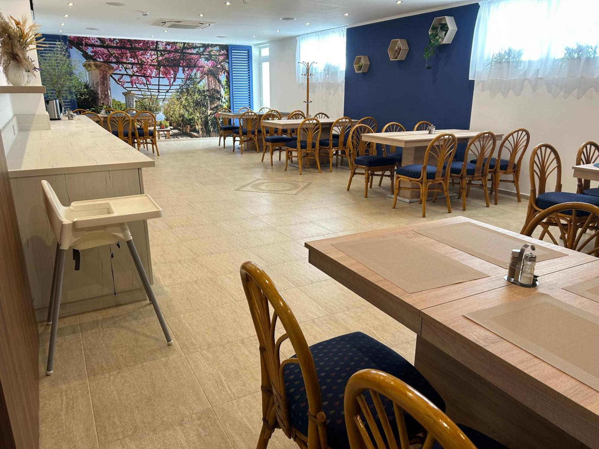 Danelis Hotel Edelény Kültér fotó