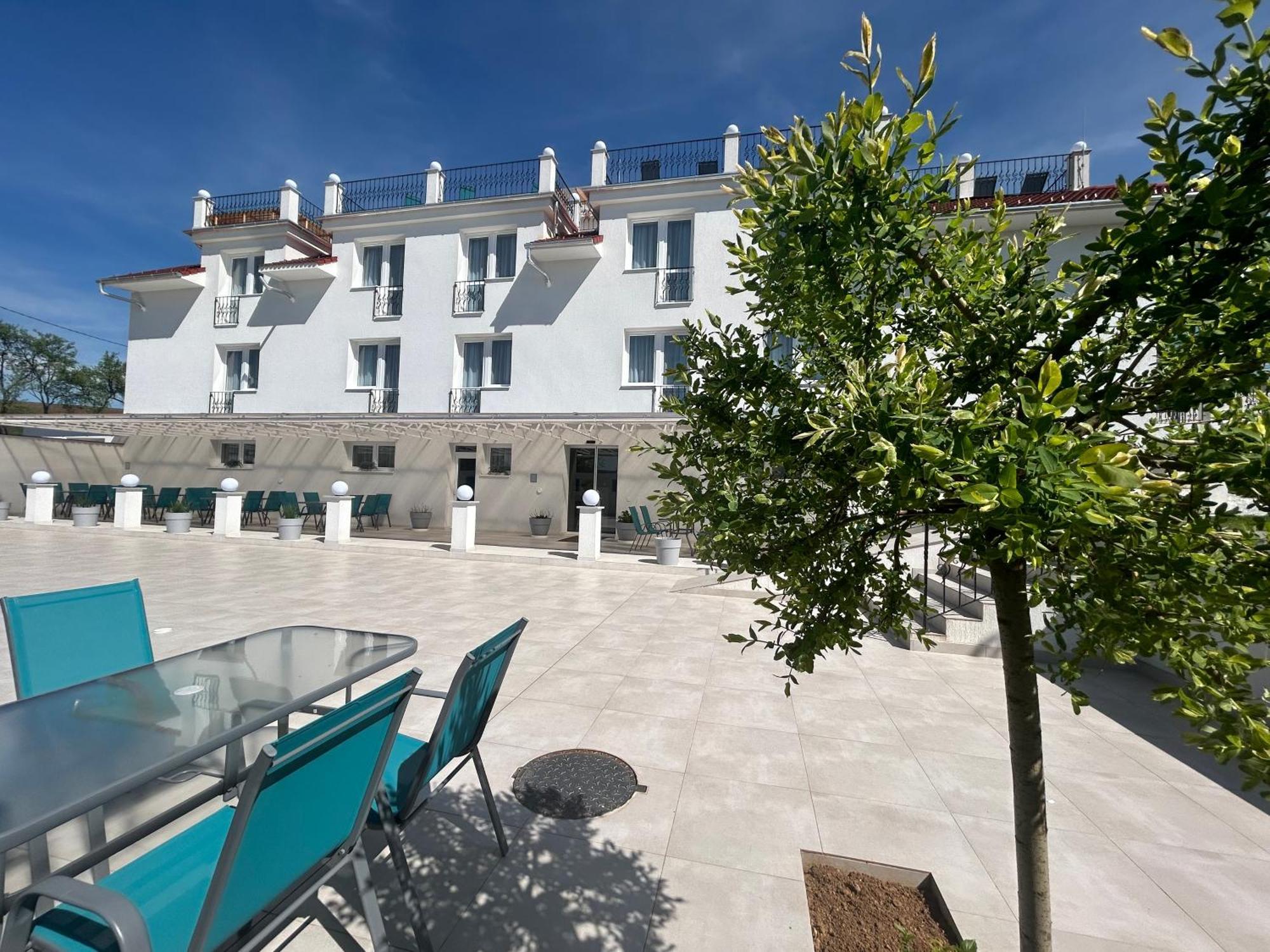 Danelis Hotel Edelény Kültér fotó